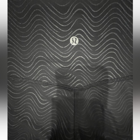 Lululemon Black Wavy Print High-Rise Leggings Size 8 - 24” inseam - Picture 6 of 6